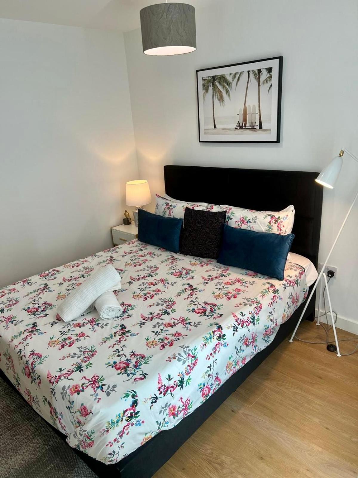 Spacious Urban Gem Apartment With Parking Bracknell Exterior photo